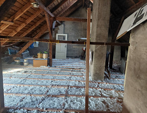 Zateplení stropu bytového domu pomocí foukané izolace